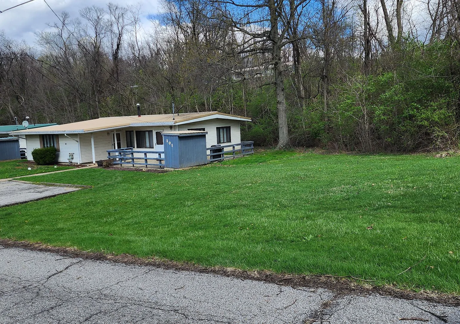 Three bedroom 1.5 house available for rent May 1 2026! — Photo 2