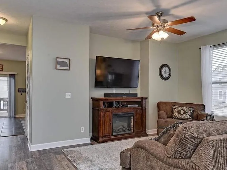 2302 Quartz Dr — Photo 3