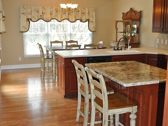LARGE KITCHEN WITH ISLAND