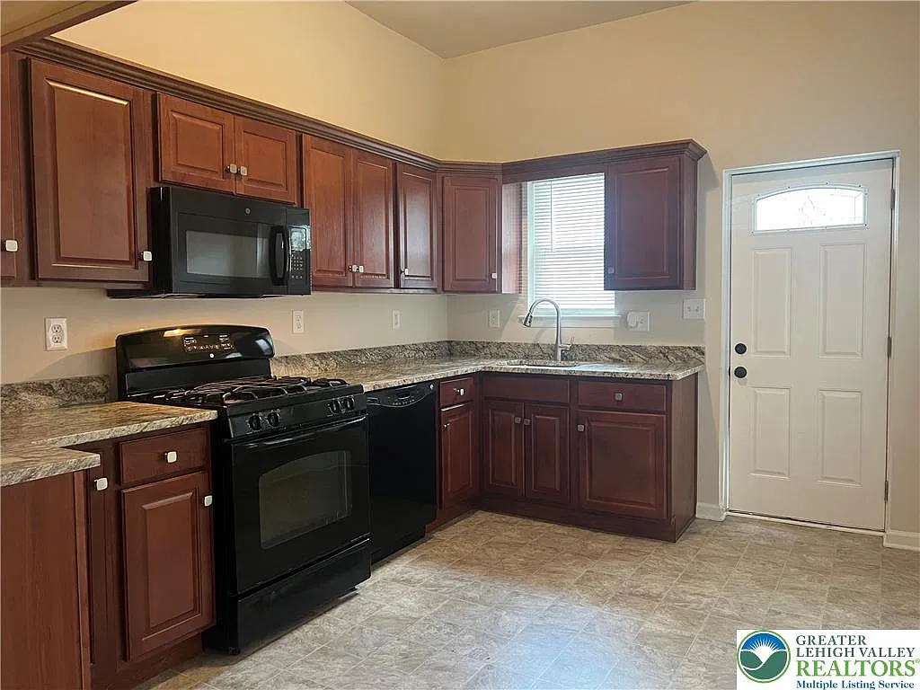 3 bed, 2.5 bath, 1948 sqft, $2,100 — Photo 2