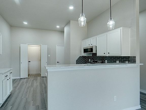 3rd image of 904 McKavett Dr