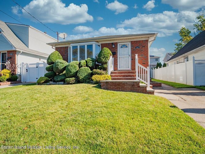 1st image of 215 Seidman Ave