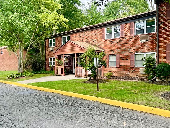 3rd image of 916 Garnet Dr #9B