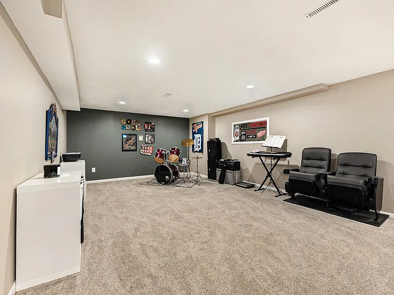 2427 Sinclair Ave NE — Photo 3