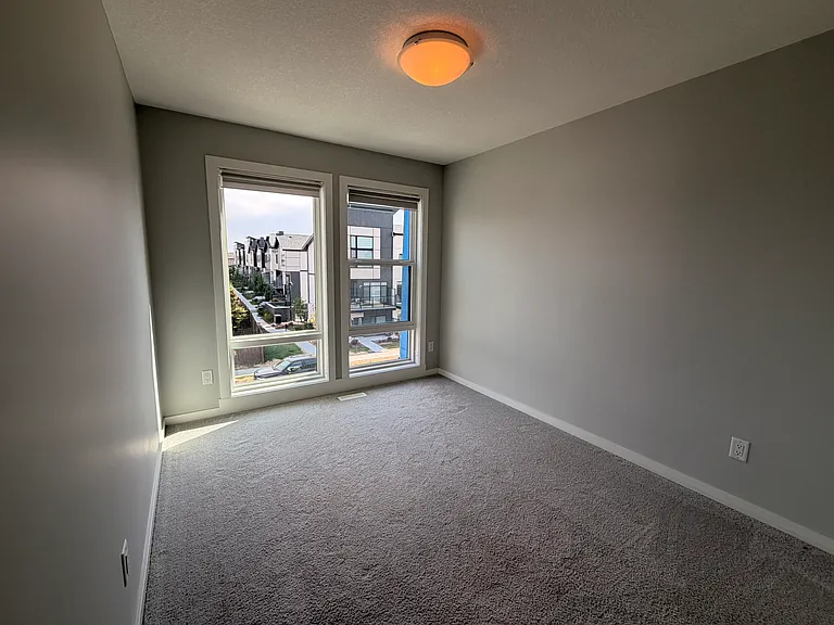 1758 Keene Cres SW — Photo 13