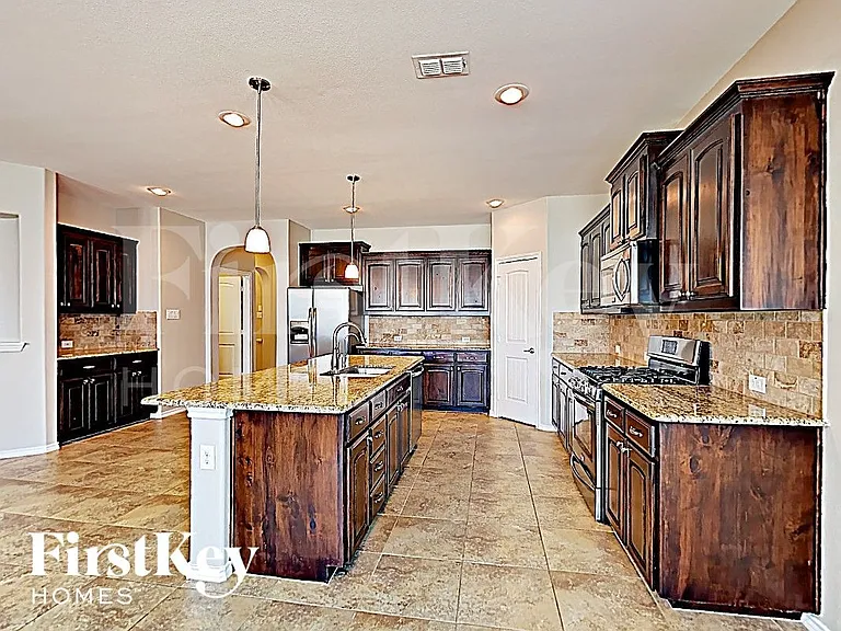 1724 Henderson Dr — Photo 4