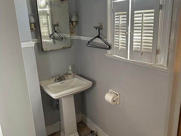 3rd image of 541 Myrtle Ave #1A