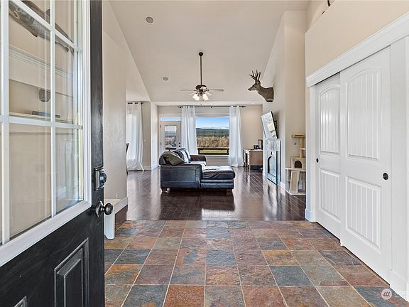 Welcome Home! Charming covered front deck welcomes you in.>