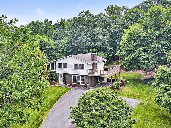 3rd image of 160 Bogey Ln