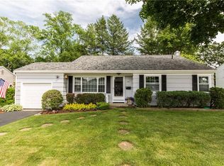 10 Manning Dr, Riverside, RI 02915