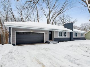 8425 Red Oak Dr, Mounds View, MN 55112