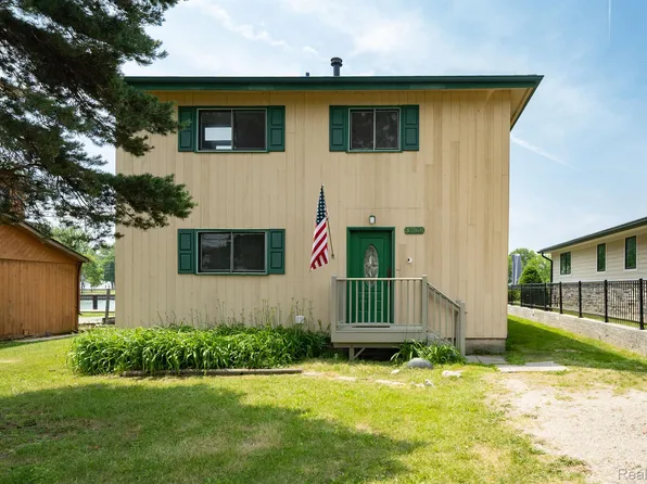 37801 Huron Pointe Dr, Harrison Township, MI 48045