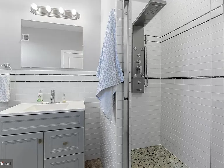 1843 E Oakdale St — Photo 12