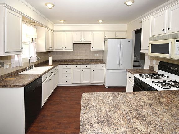 2nd image of 874 E Holly Way