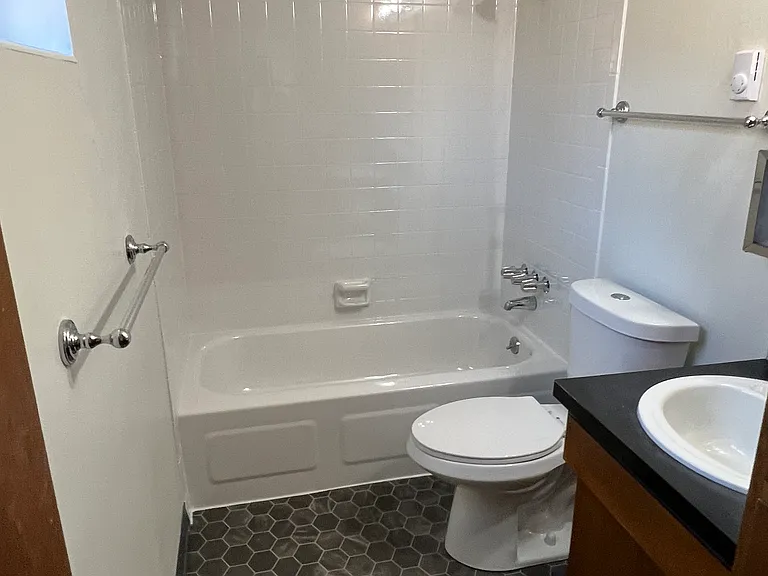 2906 W Jordan St — Photo 9