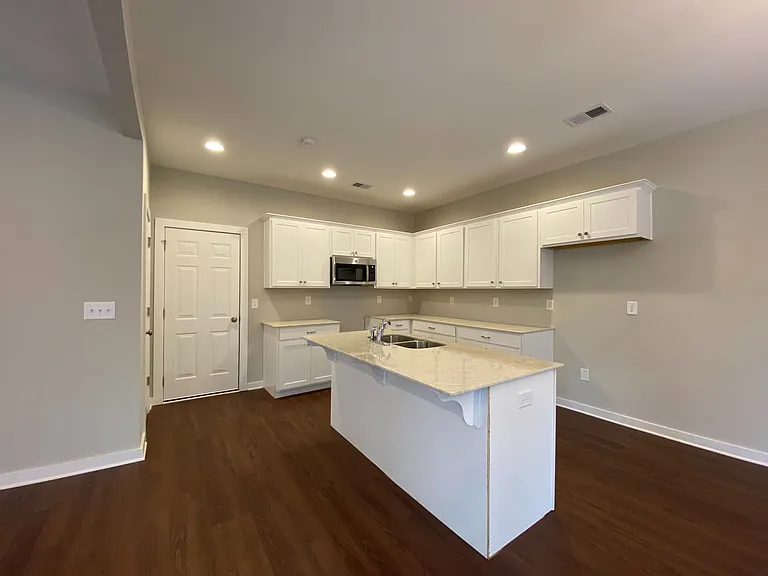 7950 Saint James Dr — Photo 3