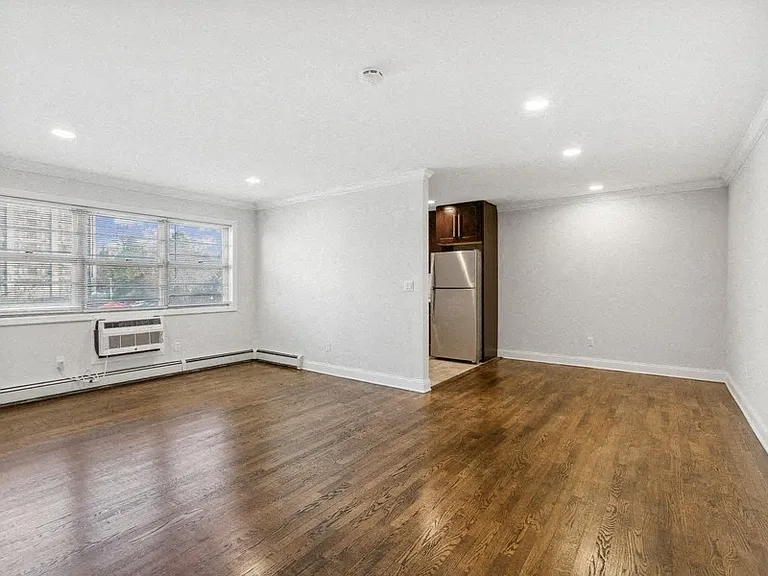 314 Oakwood Ave Apartments — Photo 8