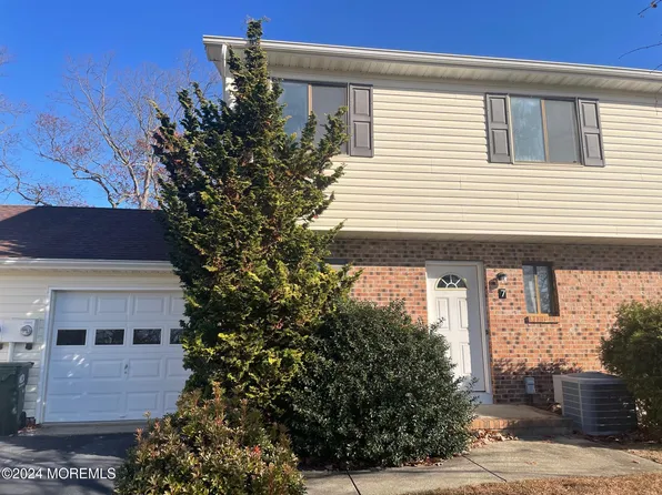 7 Lynne Court, Howell, NJ 07731