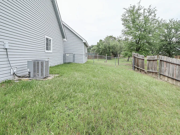 1810 Mesa Oaks Cir — Photo 37