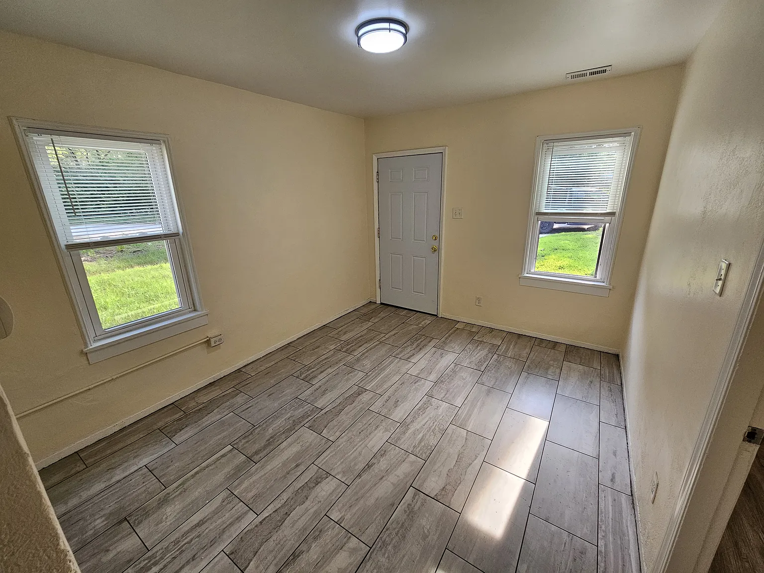 2 bed, 704 sqft, $1,100 — Photo 4