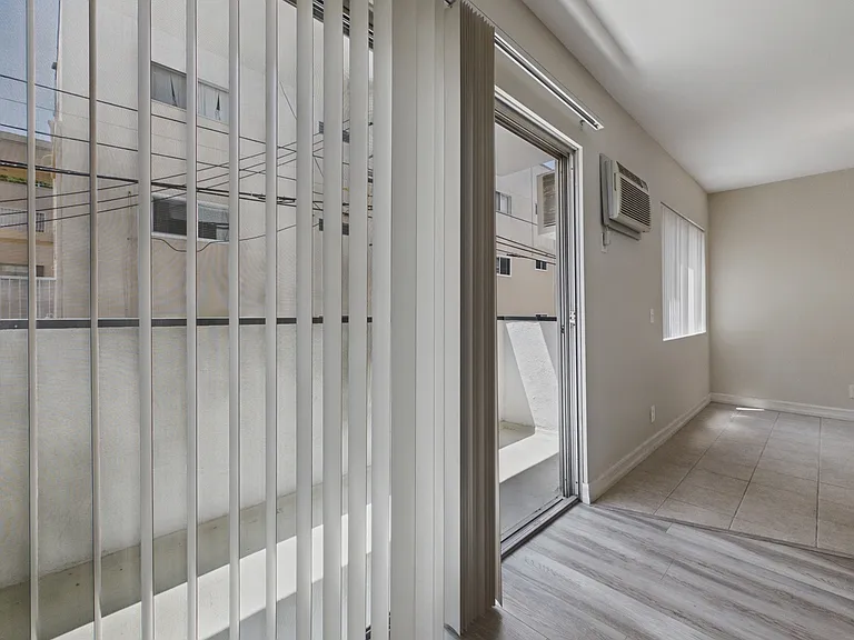 115 Doheny Apartments — Photo 48