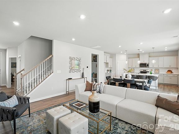 5th image of 2726 Westmont Dr
