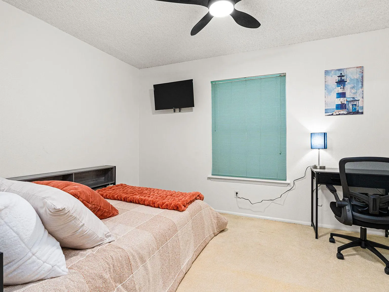 4 bed, 3.0 bath, 1924 sqft, $719 — Photo 1