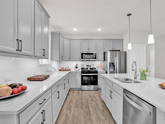 5th image of 605 Warner Dr