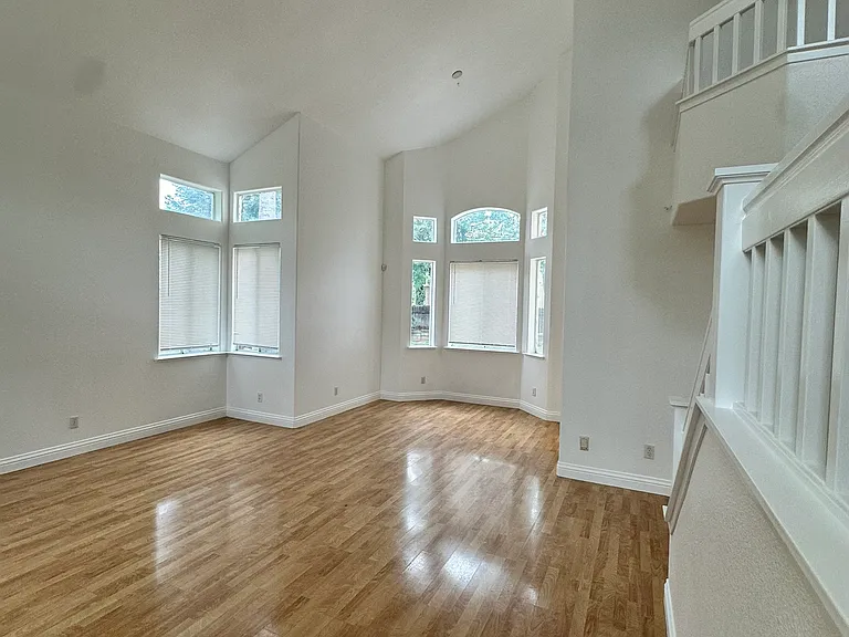 5753 W Bedford Ave — Photo 2