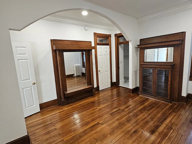 2nd floor suite: bedroom