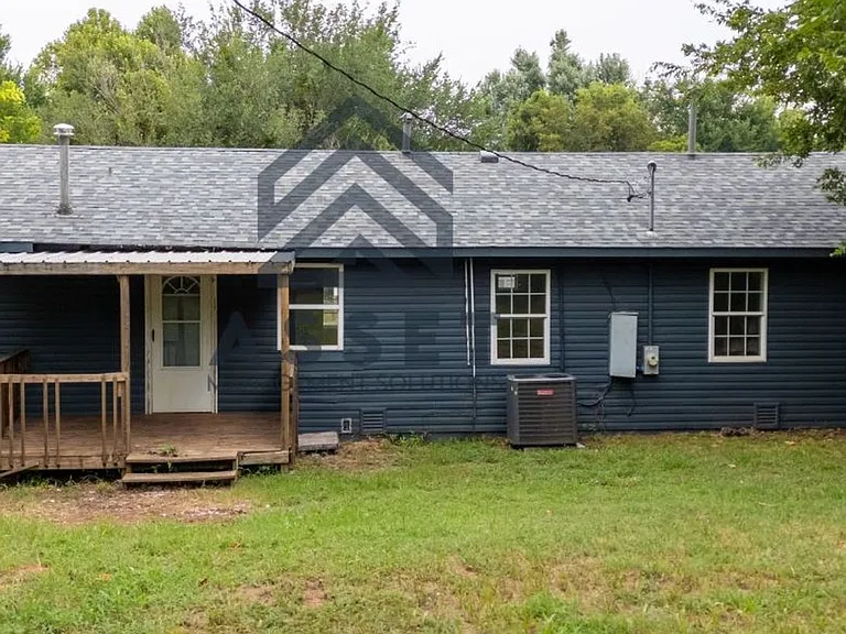 1040 Sycamore Dr — Photo 6