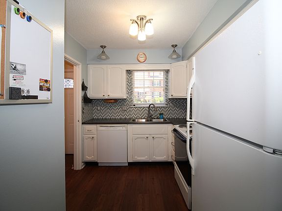 5th image of 8620 W 84th St
