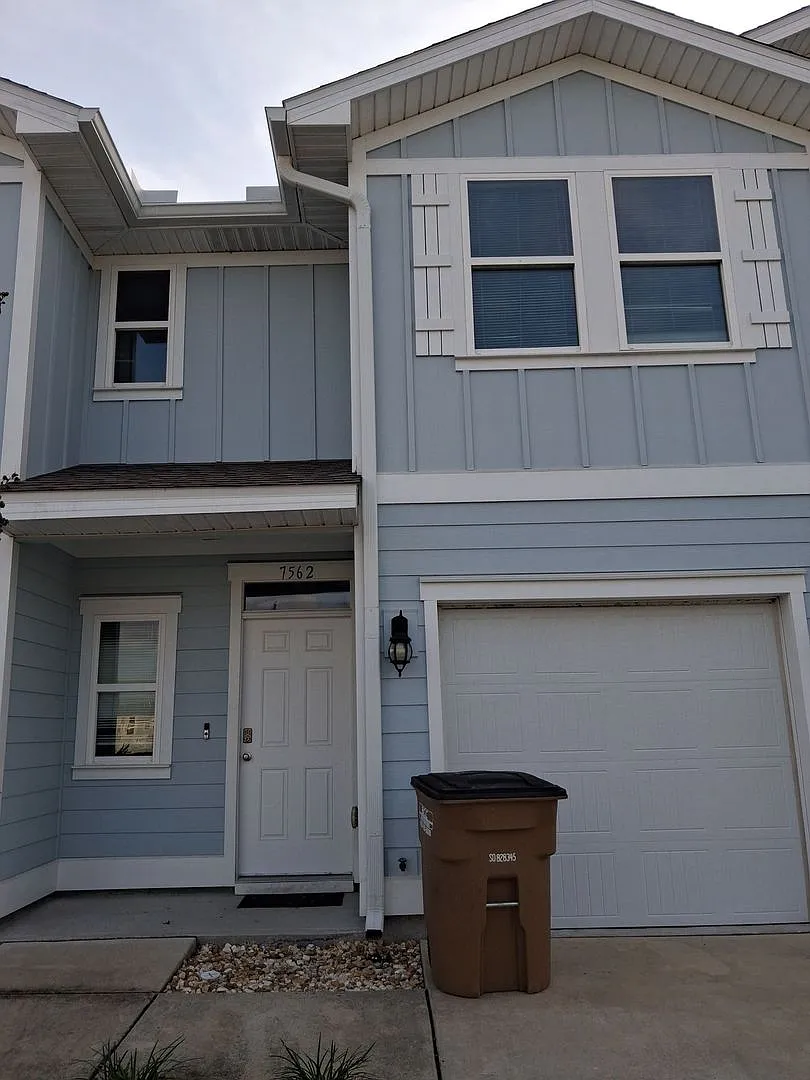 Fully Furnished Hathaway Town-Home — Photo 1