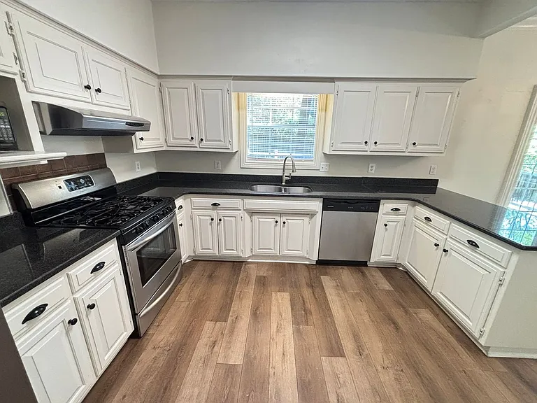 1823 W Berry St — Photo 10