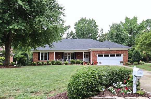 1st image of 206 Fieldstone Dr