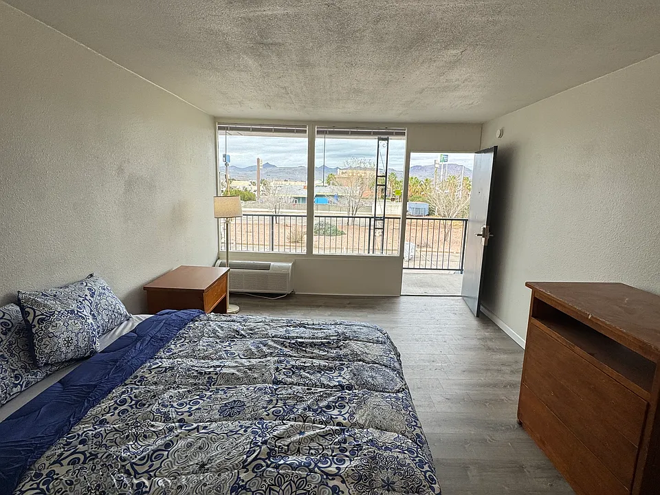 3016 E Andy Devine Ave #STUDIO