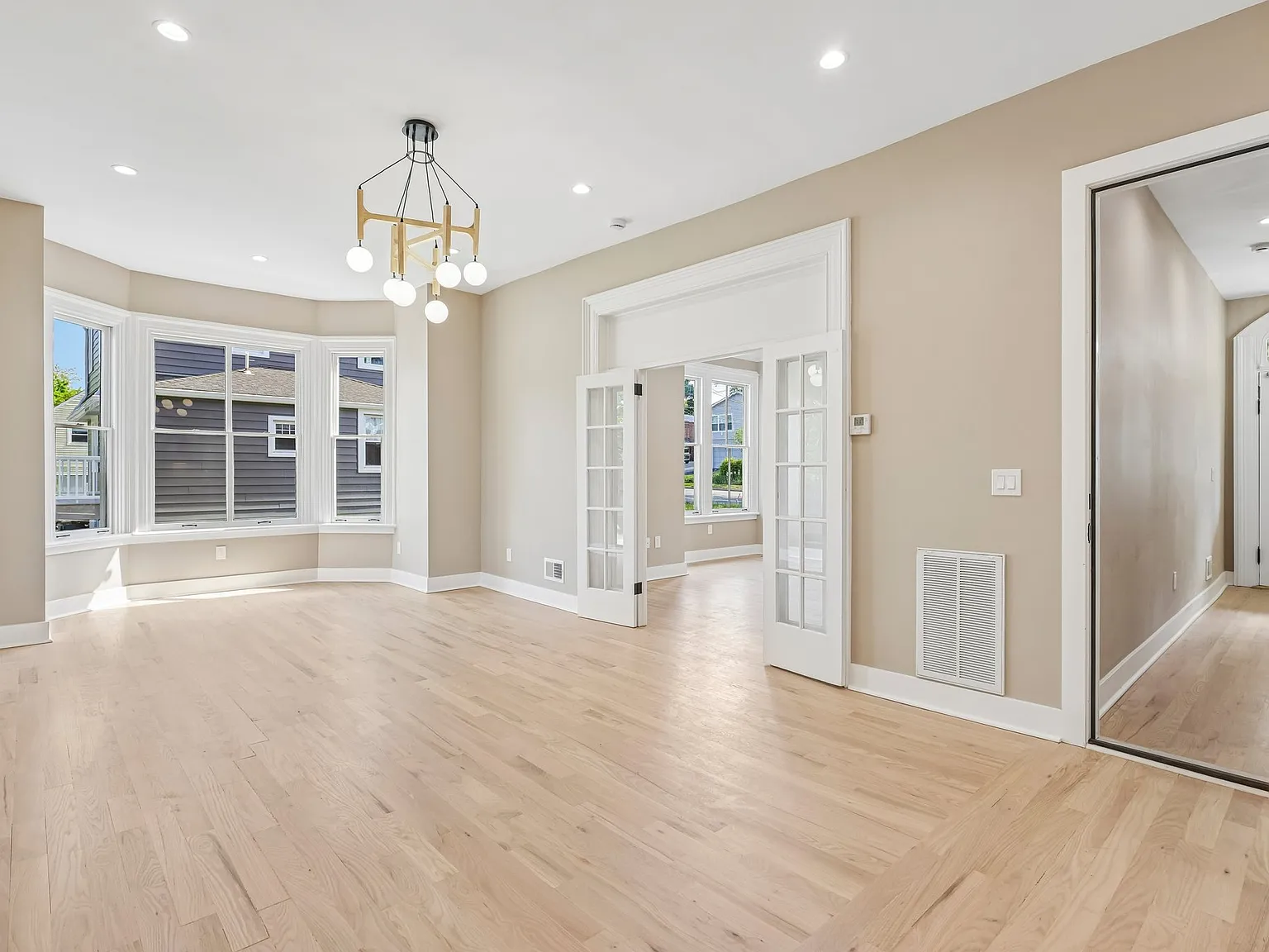 3 bed, 2100 sqft, $5,000 — Photo 4