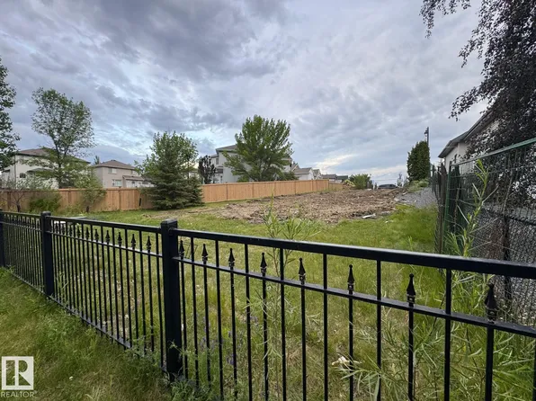 131 Hayward Cres NW, Edmonton, AB T6R 3G3