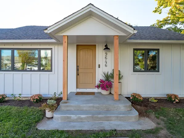 9646 5th St, Sidney, BC V8L 2W6