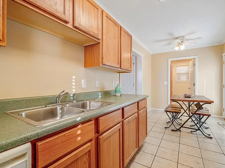 324 Belmont Dr — Photo 4