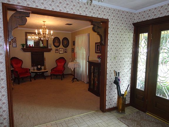 2nd image of 109 W Betty St