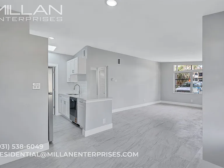 325 Capri Boulevard — Photo 9