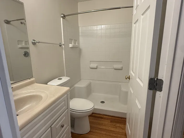Middle bedroom's bathroom