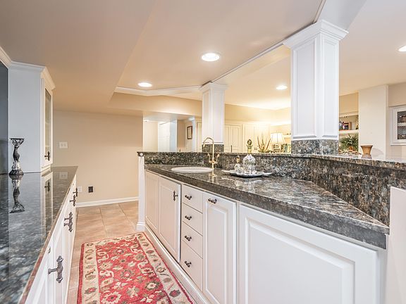 5th image of 615 Lakeshore Dr