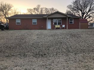 218 N 6th St, Arapaho, OK 73620
