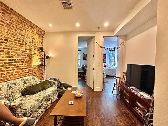 4th image of 558 Kosciuszko St APT 3L