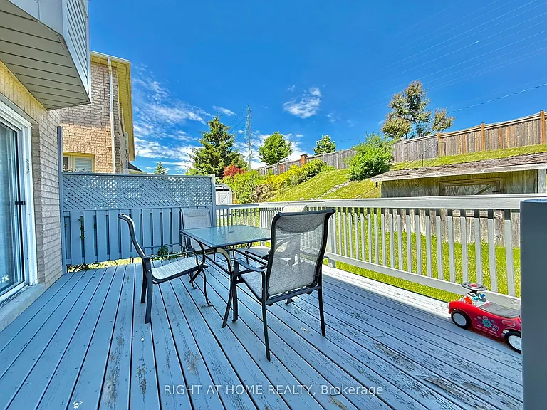 569 Walpole Cres — Photo 36