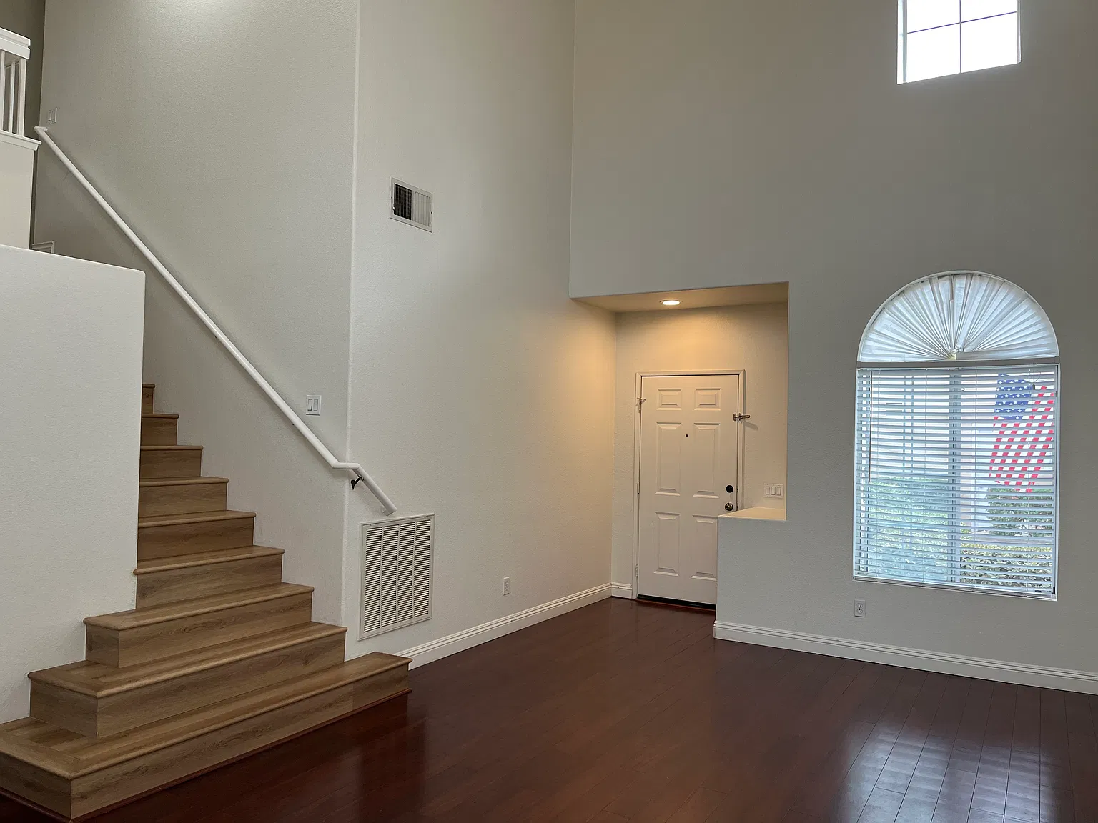 4 bed, 2.5 bath, 1680 sqft, $4,190 — Photo 2