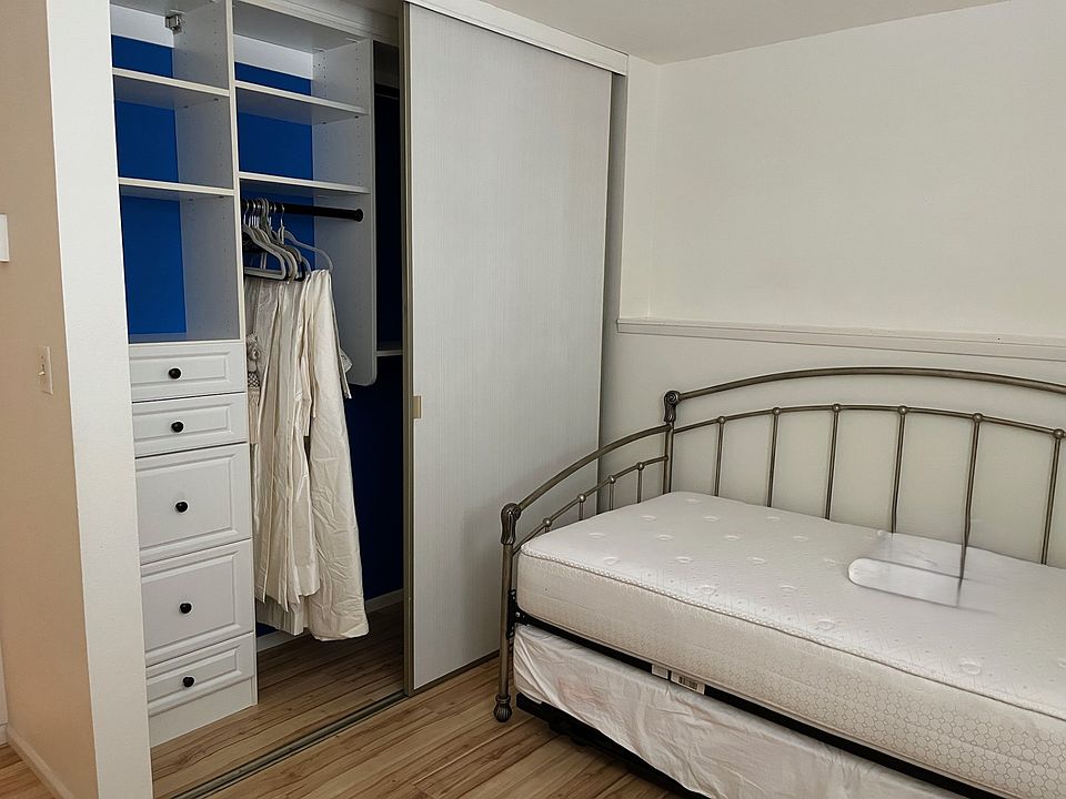 Bedroom 2 daybed and closet