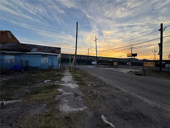 3rd image of 740 S Rendon St